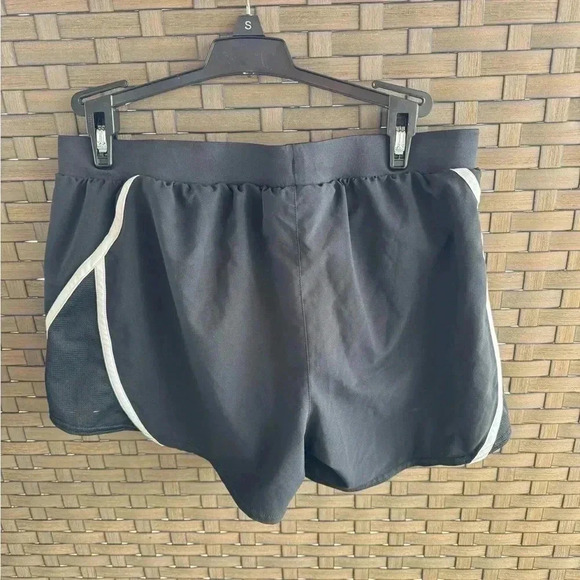 Under Armour Womens Mileage 2.0 Athletic Shorts Black Loose Elastic Waist Sz M - Picture 2 of 6